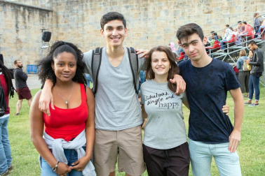 El jueves 9 de agosto, dentro de la programación del Festival de las murallas de Pamplona, las familias pudieron escuchar una sesión de música para todos los públicos de la mano de DJ Mom. Las melodías pop, dance y funk se fundieron con música de las décadas de los 70 a los 90 permitiendo a mayores y pequeños disfrutar de la cita.