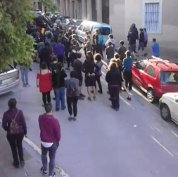 Varios jóvenes gritan consignas en contra del desalojo de Maravills