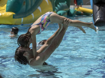 Fotos de los hinchables en la piscina por el Día de los niños y jóvenes en las fiestas de Elizondo (26 de julio)