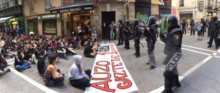 El movimiento okupa desalojado este viernes del Palacio de Marqués de Rozalejo en Pamplona ha celebrado una asamblea en la plaza del Castillo a la que han acudido varios cientos de personas y tras la que ha comenzado una 'kalejira' que ha sido frenada en diferentes puntos por la Policía Nacional
