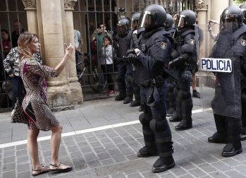 El movimiento okupa desalojado este viernes del Palacio de Marqués de Rozalejo en Pamplona ha celebrado una asamblea en la plaza del Castillo a la que han acudido varios cientos de personas y tras la que ha comenzado una 'kalejira' que ha sido frenada en diferentes puntos por la Policía Nacional