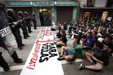 El movimiento okupa desalojado este viernes del Palacio de Marqués de Rozalejo en Pamplona ha celebrado una asamblea en la plaza del Castillo a la que han acudido varios cientos de personas y tras la que ha comenzado una 'kalejira' que ha sido frenada en diferentes puntos por la Policía Nacional