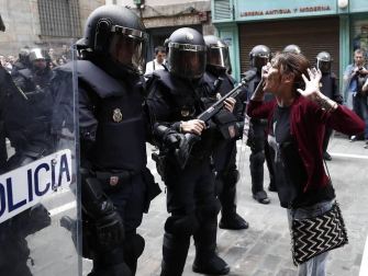 El movimiento okupa desalojado este viernes del Palacio de Marqués de Rozalejo en Pamplona ha celebrado una asamblea en la plaza del Castillo a la que han acudido varios cientos de personas y tras la que ha comenzado una 'kalejira' que ha sido frenada en diferentes puntos por la Policía Nacional