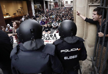 El movimiento okupa desalojado este viernes del Palacio de Marqués de Rozalejo en Pamplona ha celebrado una asamblea en la plaza del Castillo a la que han acudido varios cientos de personas y tras la que ha comenzado una 'kalejira' que ha sido frenada en diferentes puntos por la Policía Nacional
