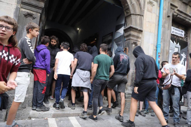 El movimiento okupa desalojado este viernes del Palacio de Marqués de Rozalejo en Pamplona ha celebrado una asamblea en la plaza del Castillo a la que han acudido varios cientos de personas y tras la que ha comenzado una 'kalejira' que ha sido frenada en diferentes puntos por la Policía Nacional