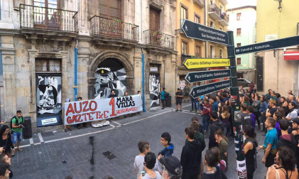 El movimiento okupa desalojado este viernes del Palacio de Marqués de Rozalejo en Pamplona ha celebrado una asamblea en la plaza del Castillo a la que han acudido varios cientos de personas y tras la que ha comenzado una 'kalejira' que ha sido frenada en diferentes puntos por la Policía Nacional