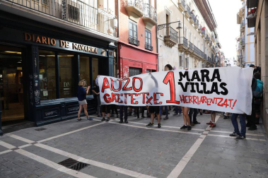 El movimiento okupa desalojado este viernes del Palacio de Marqués de Rozalejo en Pamplona ha celebrado una asamblea en la plaza del Castillo a la que han acudido varios cientos de personas y tras la que ha comenzado una 'kalejira' que ha sido frenada en diferentes puntos por la Policía Nacional