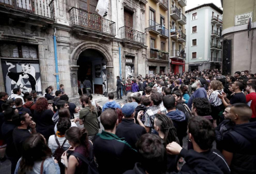 El movimiento okupa desalojado este viernes del Palacio de Marqués de Rozalejo en Pamplona ha celebrado una asamblea en la plaza del Castillo a la que han acudido varios cientos de personas y tras la que ha comenzado una 'kalejira' que ha sido frenada en diferentes puntos por la Policía Nacional