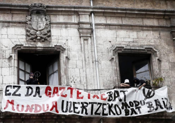 El movimiento okupa desalojado este viernes del Palacio de Marqués de Rozalejo en Pamplona ha celebrado una asamblea en la plaza del Castillo a la que han acudido varios cientos de personas y tras la que ha comenzado una 'kalejira' que ha sido frenada en diferentes puntos por la Policía Nacional