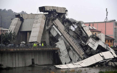 Un tramo del viaducto en la ciudad italiana de Génova se ha derrumbado este martes y las autoridades buscan damnificados entre los vehículos caídos al vacío y bajo los escombros.
