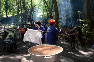 Imágenes del tradicional zikiro jate en Zugarramurdi, banquete que reunió a más de 800 comensales