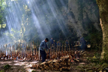 Imágenes del tradicional zikiro jate en Zugarramurdi, banquete que reunió a más de 800 comensales