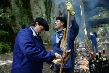 Imágenes del tradicional zikiro jate en Zugarramurdi, banquete que reunió a más de 800 comensales