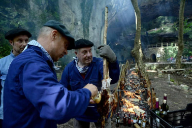 Imágenes del tradicional zikiro jate en Zugarramurdi, banquete que reunió a más de 800 comensales