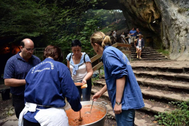 Imágenes del tradicional zikiro jate en Zugarramurdi, banquete que reunió a más de 800 comensales