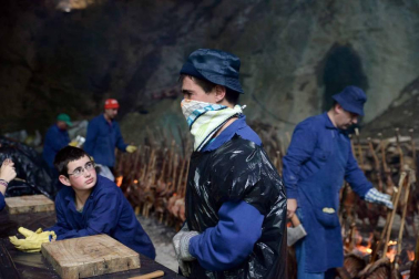Imágenes del tradicional zikiro jate en Zugarramurdi, banquete que reunió a más de 800 comensales
