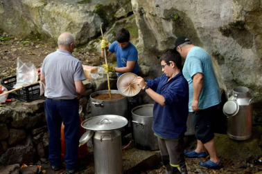 Imágenes del tradicional zikiro jate en Zugarramurdi, banquete que reunió a más de 800 comensales