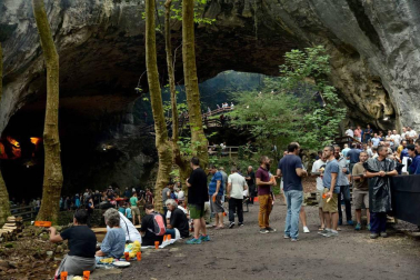 Imágenes del tradicional zikiro jate en Zugarramurdi, banquete que reunió a más de 800 comensales