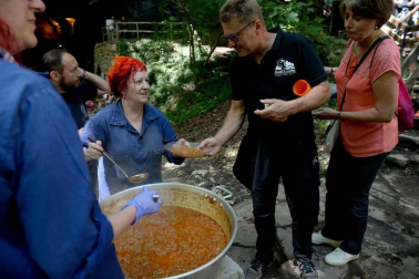 Imágenes del tradicional zikiro jate en Zugarramurdi, banquete que reunió a más de 800 comensales