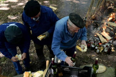 Imágenes del tradicional zikiro jate en Zugarramurdi, banquete que reunió a más de 800 comensales
