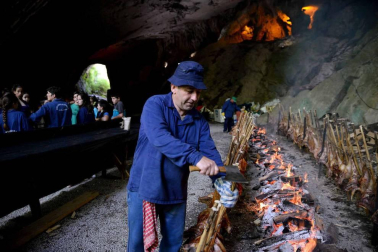 Imágenes del tradicional zikiro jate en Zugarramurdi, banquete que reunió a más de 800 comensales