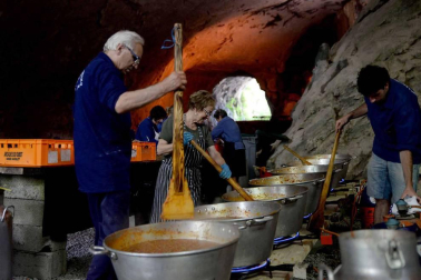 Imágenes del tradicional zikiro jate en Zugarramurdi, banquete que reunió a más de 800 comensales