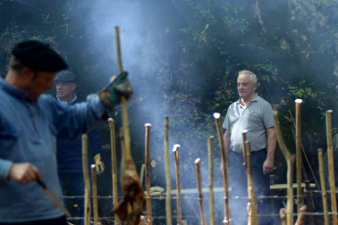 Imágenes del tradicional zikiro jate en Zugarramurdi, banquete que reunió a más de 800 comensales