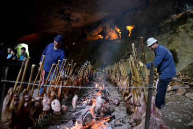 Imágenes del tradicional zikiro jate en Zugarramurdi, banquete que reunió a más de 800 comensales