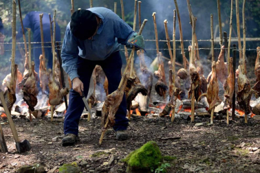 Imágenes del tradicional zikiro jate en Zugarramurdi, banquete que reunió a más de 800 comensales