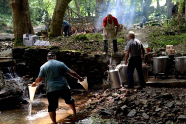 Imágenes del tradicional zikiro jate en Zugarramurdi, banquete que reunió a más de 800 comensales