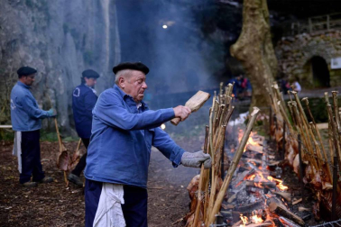 Imágenes del tradicional zikiro jate en Zugarramurdi, banquete que reunió a más de 800 comensales