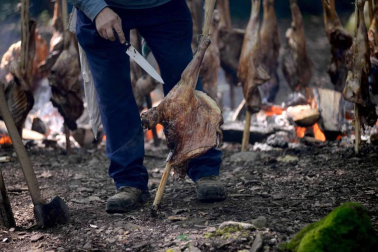 Imágenes del tradicional zikiro jate en Zugarramurdi, banquete que reunió a más de 800 comensales