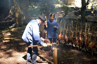 Imágenes del tradicional zikiro jate en Zugarramurdi, banquete que reunió a más de 800 comensales