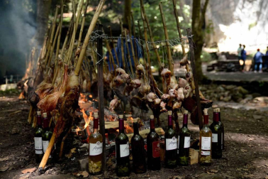 Imágenes del tradicional zikiro jate en Zugarramurdi, banquete que reunió a más de 800 comensales