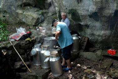 Imágenes del tradicional zikiro jate en Zugarramurdi, banquete que reunió a más de 800 comensales