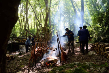 Imágenes del tradicional zikiro jate en Zugarramurdi, banquete que reunió a más de 800 comensales