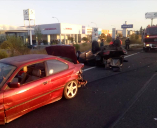 Vuelca un vehículo en Pamplona en un accidente con otro coche implicado