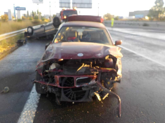 Accidente en Tajonar, sin heridos. Los ocupantes del vehículo volcado, el que al parecer ha ocasionado el percance, han huido y la Policía Foral está trabajando para localizarlos.