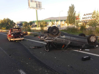 Accidente en Tajonar, sin heridos. Los ocupantes del vehículo volcado, el que al parecer ha ocasionado el percance, han huido y la Policía Foral está trabajando para localizarlos.