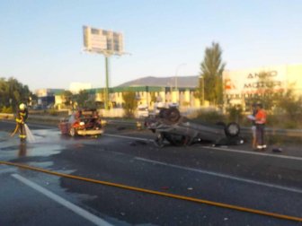 Accidente en Tajonar, sin heridos. Los ocupantes del vehículo volcado, el que al parecer ha ocasionado el percance, han huido y la Policía Foral está trabajando para localizarlos.