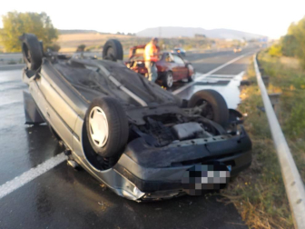 Accidente en Tajonar, sin heridos. Los ocupantes del vehículo volcado, el que al parecer ha ocasionado el percance, han huido y la Policía Foral está trabajando para localizarlos.
