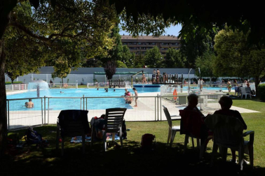 Las personas con trabajo a pie de calle son las que más sufren las altas temperaturas. En Pamplona, finalmente no se cumplieron los pronósticos y los termómetros no pasaron de los 35 grados