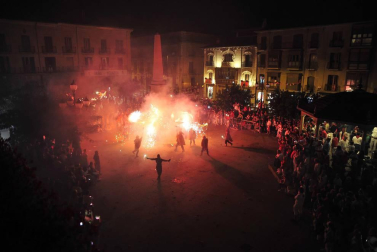 Tafalla finaliza sus fiestas con en último encierro de toros, la despedida de los gigantes, cantos por las calles y un correfoc focarrada