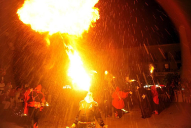 Tafalla finaliza sus fiestas con en último encierro de toros, la despedida de los gigantes, cantos por las calles y un correfoc focarrada