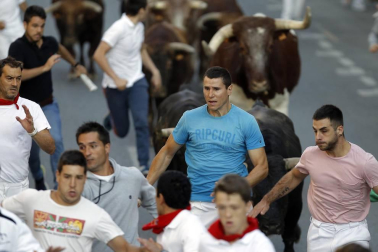 Tafalla finaliza sus fiestas con en último encierro de toros, la despedida de los gigantes, cantos por las calles y un correfoc focarrada