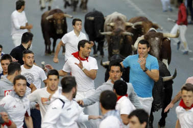 Tafalla finaliza sus fiestas con en último encierro de toros, la despedida de los gigantes, cantos por las calles y un correfoc focarrada