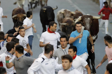 Tafalla finaliza sus fiestas con en último encierro de toros, la despedida de los gigantes, cantos por las calles y un correfoc focarrada
