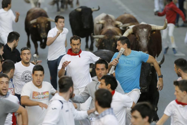 Tafalla finaliza sus fiestas con en último encierro de toros, la despedida de los gigantes, cantos por las calles y un correfoc focarrada
