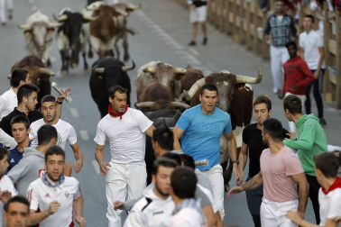 Tafalla finaliza sus fiestas con en último encierro de toros, la despedida de los gigantes, cantos por las calles y un correfoc focarrada