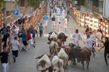 Tafalla finaliza sus fiestas con en último encierro de toros, la despedida de los gigantes, cantos por las calles y un correfoc focarrada